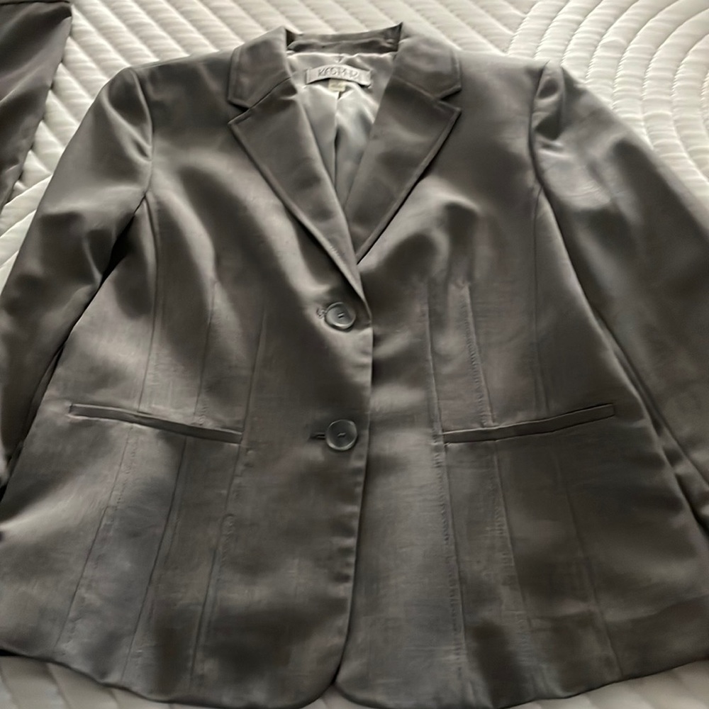 Ladies pant suit, Kasper, grey color